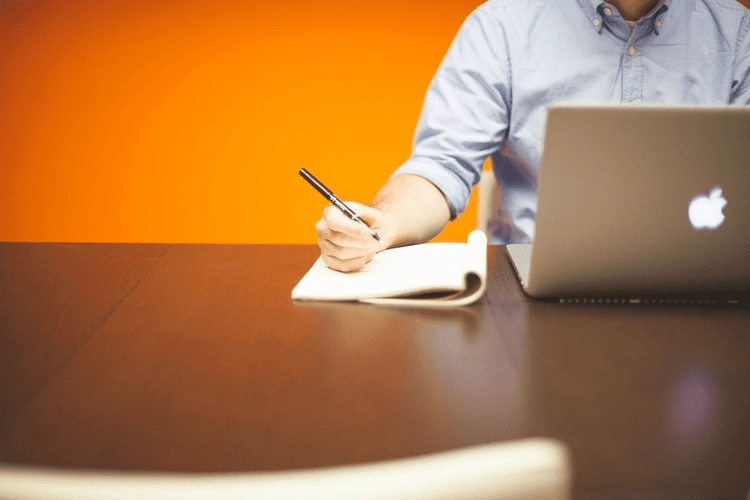 person-on-laptop-taking-notes-img
